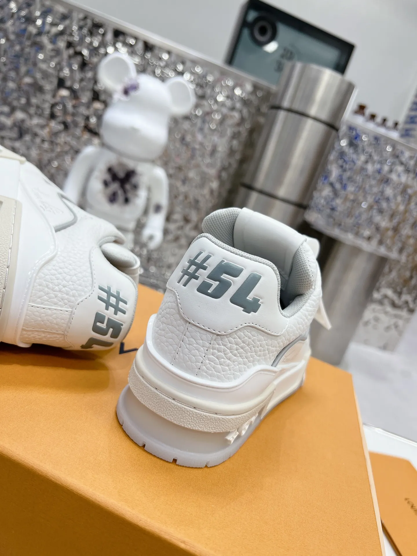 👟👟Ex-factory price 840👟👟 LV top version 2023 new model. Purchasing quality LV~Louis Vuitton Lv TRAINER's best-looking sneakers, Donkey Brand strongly recommends new products, official website limited edition retro basketball sneakers! Both high-cut and low-cut products cost money to purchase an accurate 1:1 replica of the original version. The details are invincible and full of sincerity. The imported and customized original cowhide leather is the same as the original version. The details are 100% restored. The private model customizes the original one-piece T👟👟 ex-factory price U outsole. It is different from other brands. Without the original version, this effect cannot be achieved!    Men's and women's models 35-40 39-45 (45 and 46 are customized and cannot be returned or exchanged)